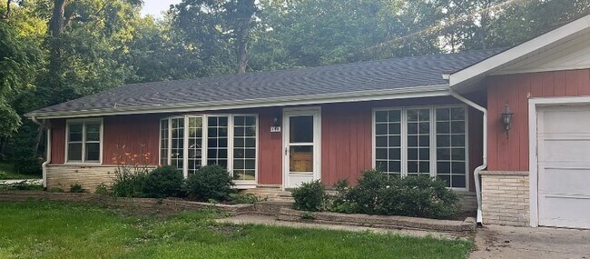 Foto del edificio - 144 N Maple Ave