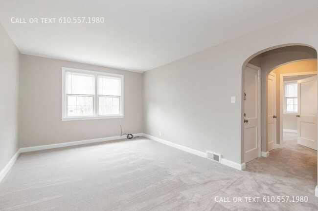 Building Photo - Updated 2 Bedroom 1 Bath, second floor apa...