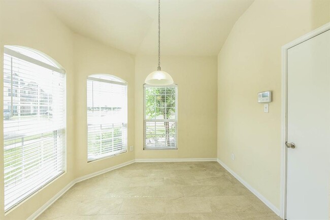 Building Photo - 18402 Each Elm Way