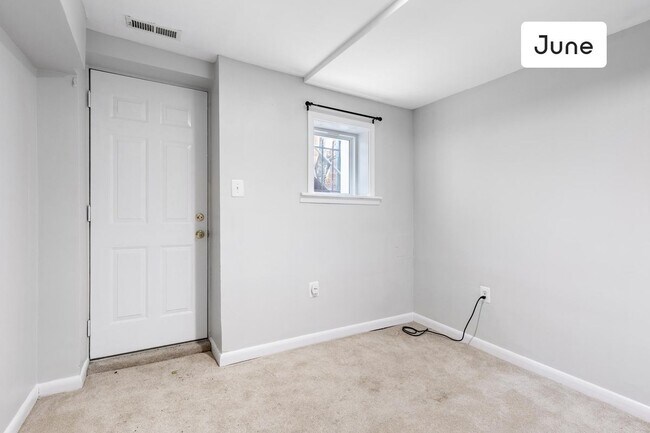 Foto del edificio - ROOM ONLY in 2-bed/1.0-bath Home