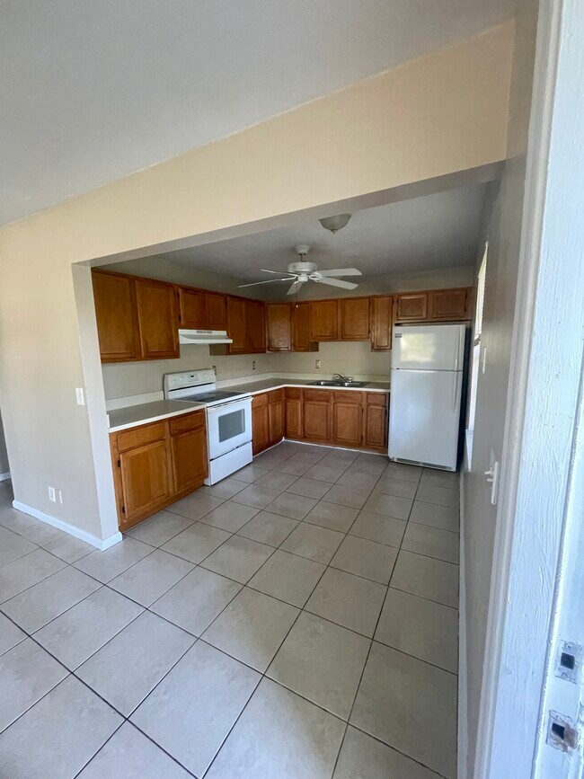 Building Photo - 1570 E Breezy Ln