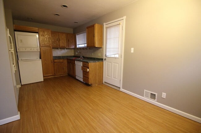 Building Photo - Home In Rosevile for You