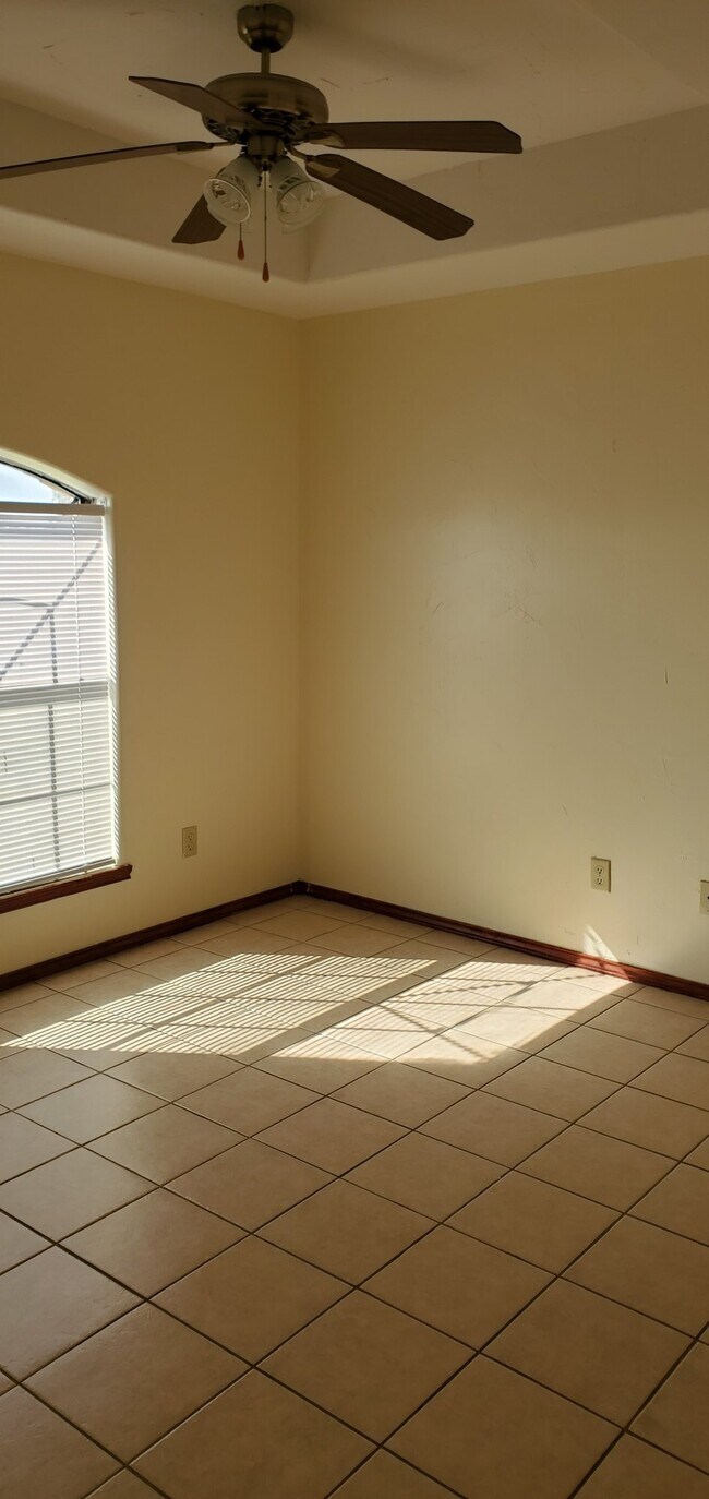 Foto del edificio - 2000 Circle Dr