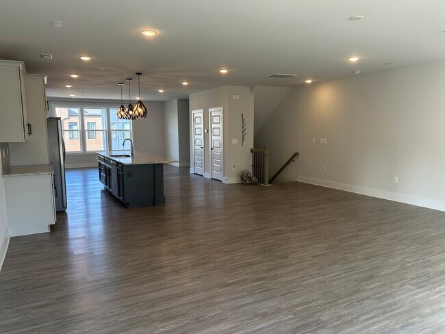 sala de estar a la cocina - 5329 Old Main St