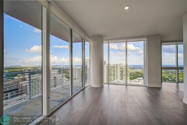 Foto del edificio - 215 N New River Dr E