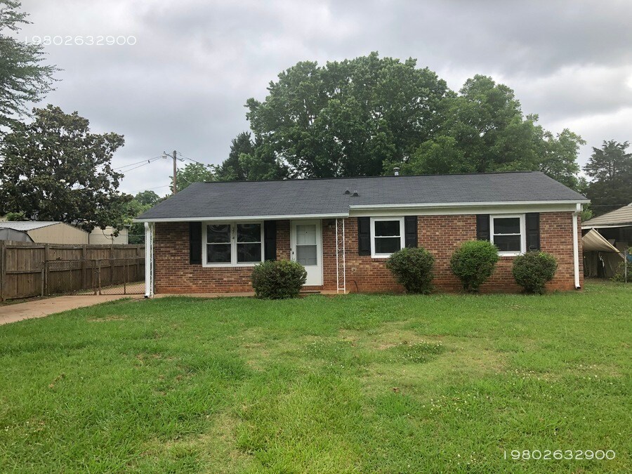 3714 Clendon Ct, Charlotte, NC 28216