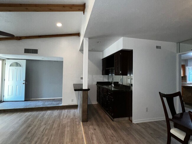 Foto del edificio - Peters Colony