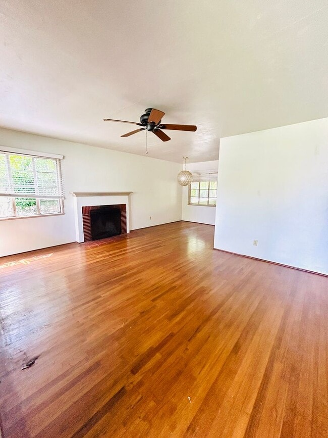 Building Photo - Live by Windansea Beach in La Jolla - 4BD/2.5BA Home - Only $5,995/mo!