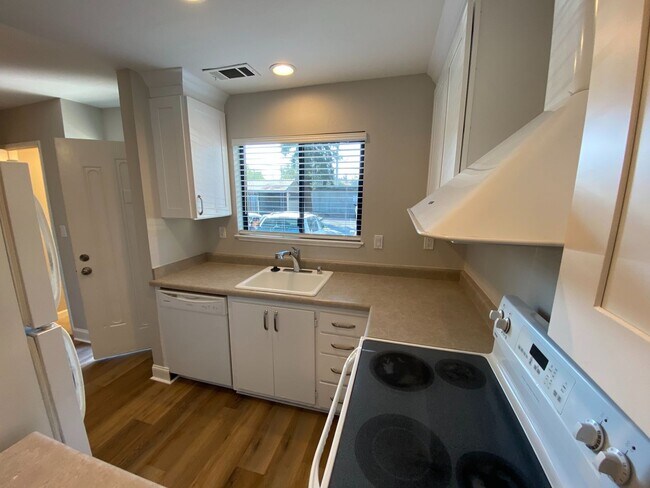 Foto del edificio - 2 Bed 1.5 Bath in Concord (Northwood)