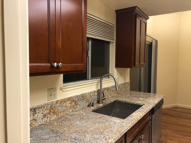 Foto del edificio - 5400 Pomegranate Ave