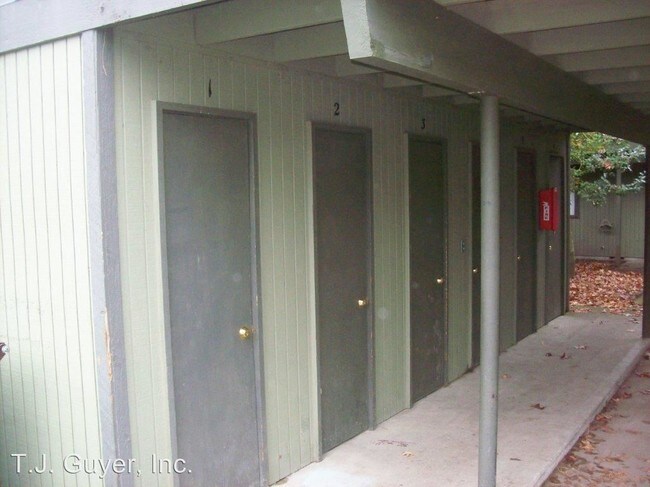 Building Photo - 415 N Oak St