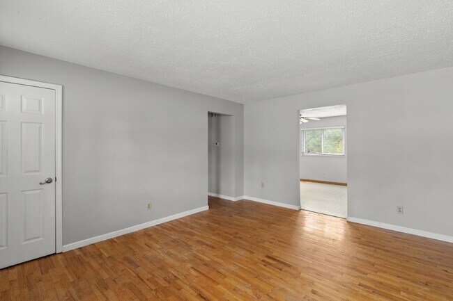 Foto del edificio - MOVE IN READY! Passed Occupancy. Move in before the holidays!