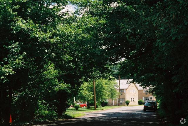 Entrada - Edwards Gardens Apartments