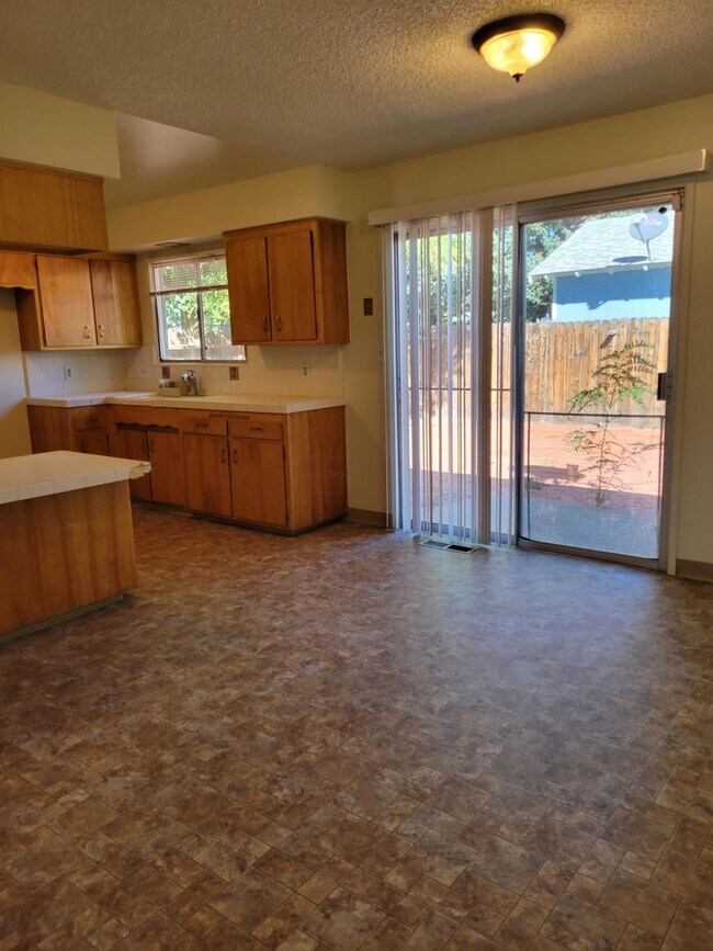 Foto del edificio - Spacious West Side 4 Bedroom with Large Garage