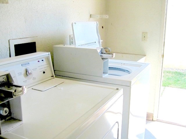 Community Laundry - 2915 34th St