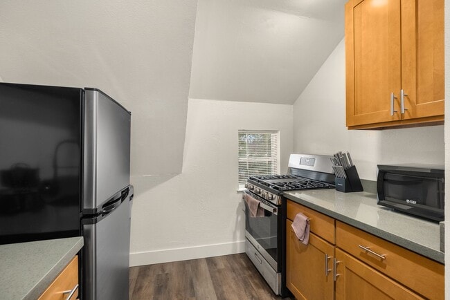 Building Photo - For Rent – 1 Bed / 1 Bath Apartment in Lak...
