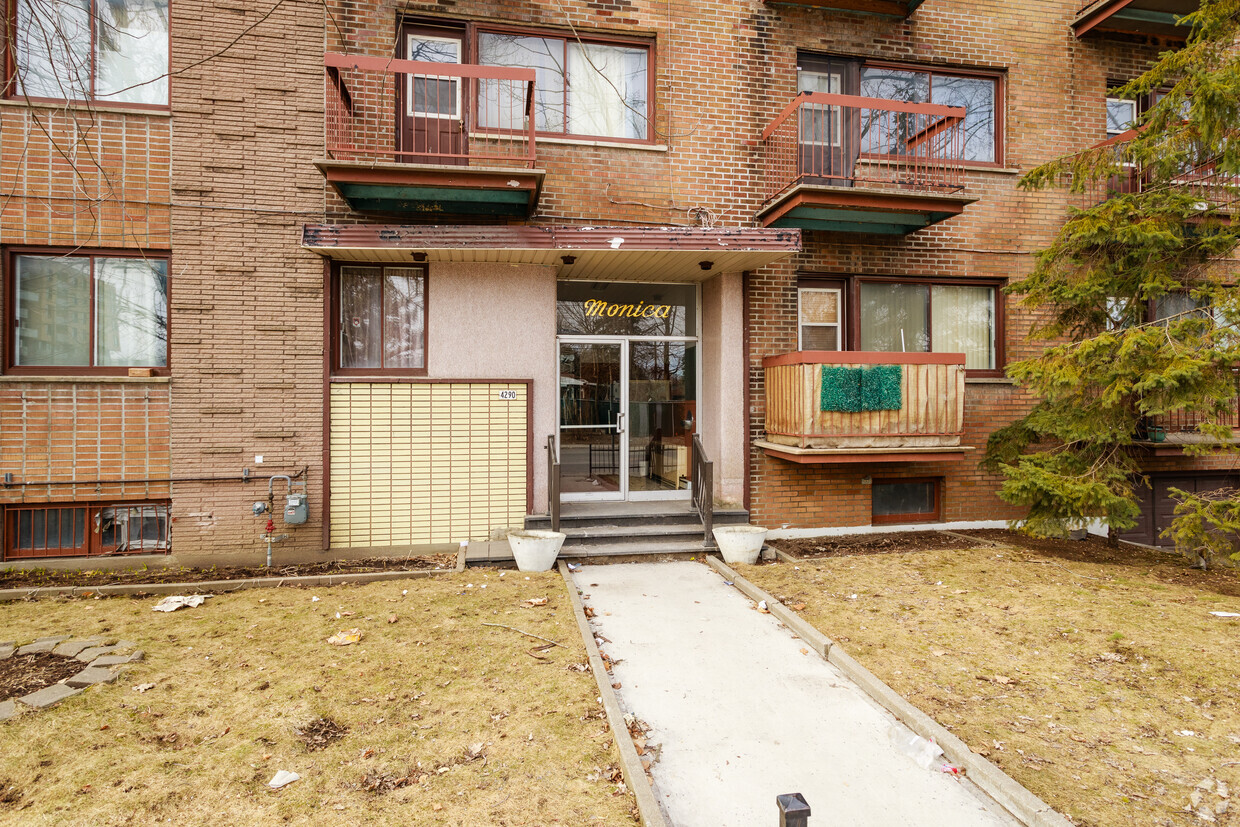 Building Photo - 4290 Av Kindersley