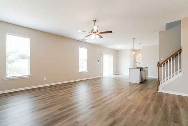 Building Photo - 220 Rosewood Ln