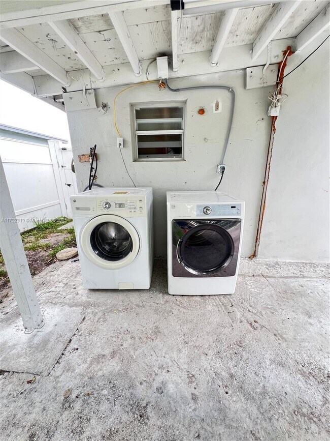 Building Photo - 2 bedroom in West Park FL 33023