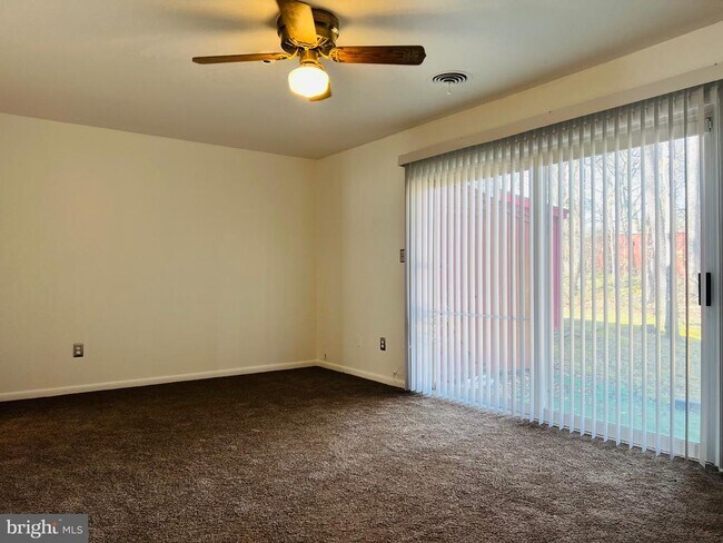 Foto del edificio - 8613 Seasons Way