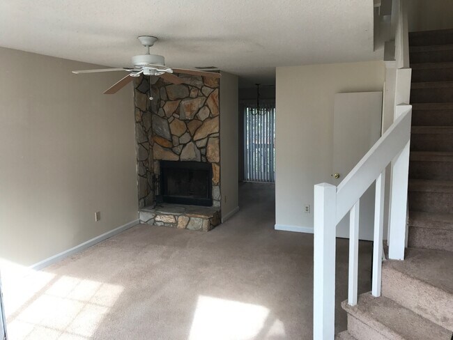 Foto del edificio - Coming Soon! 2 Bedroom Townhome!