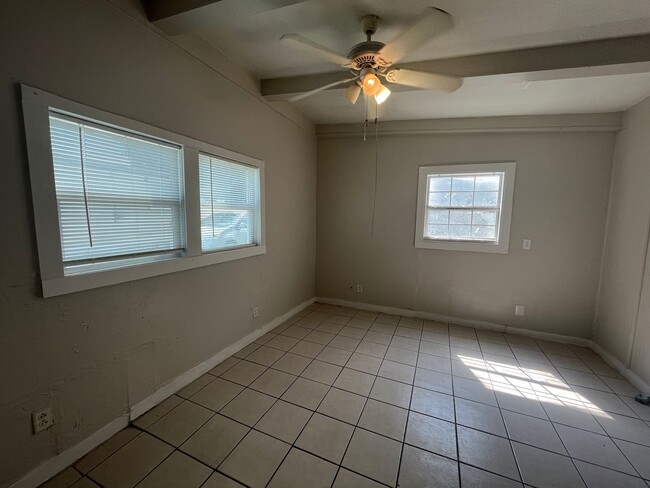 Foto del edificio - FLOUR BLUFF ONE BEDROOM W/ BILLS PAID!!
