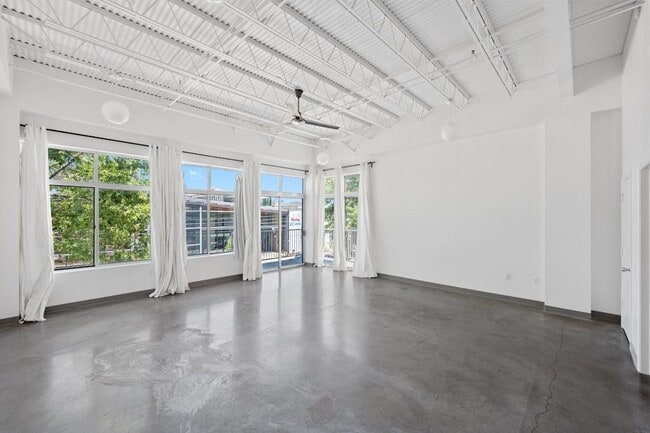 Foto del edificio - 2401 E 6th St
