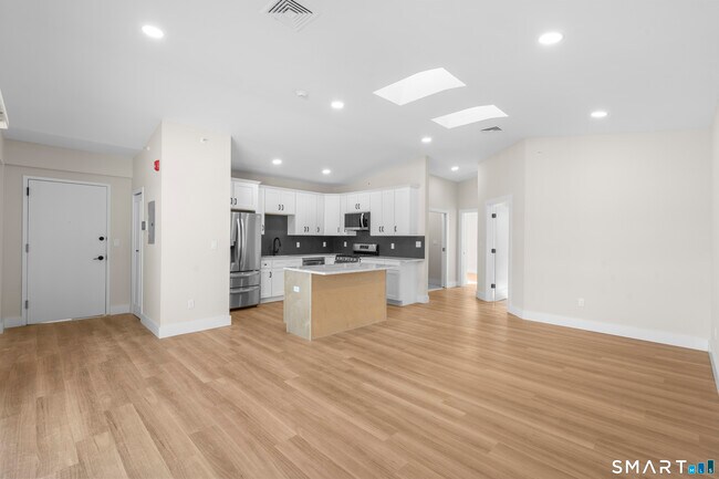 Foto del edificio - 937 Post Rd