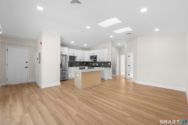 Building Photo - 937 Post Rd