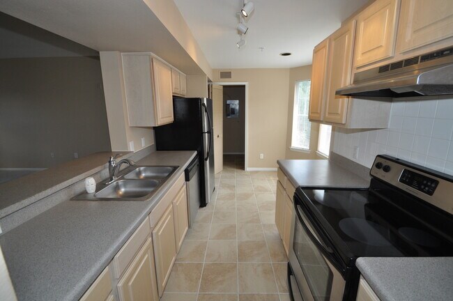 Foto del edificio - Residences at Sabal Point: 3 bed/2 bath - 3rd floor unit