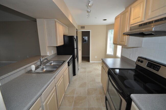 Building Photo - Residences at Sabal Point: 3 bed/2 bath - 3rd floor unit