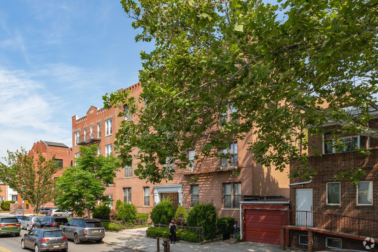 Building Photo - 805 Avenue O