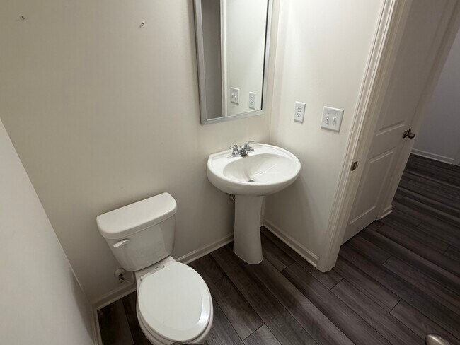 1/2 Baño - 628 Knightsbridge Ln