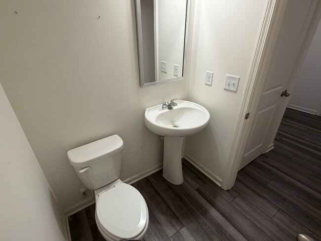 1/2 Bathroom - 628 Knightsbridge Ln