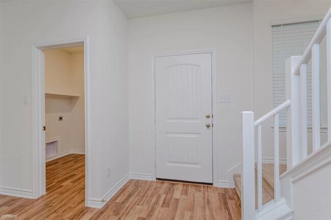 Building Photo - This spacious 4-bed/3-bath two-story renta...