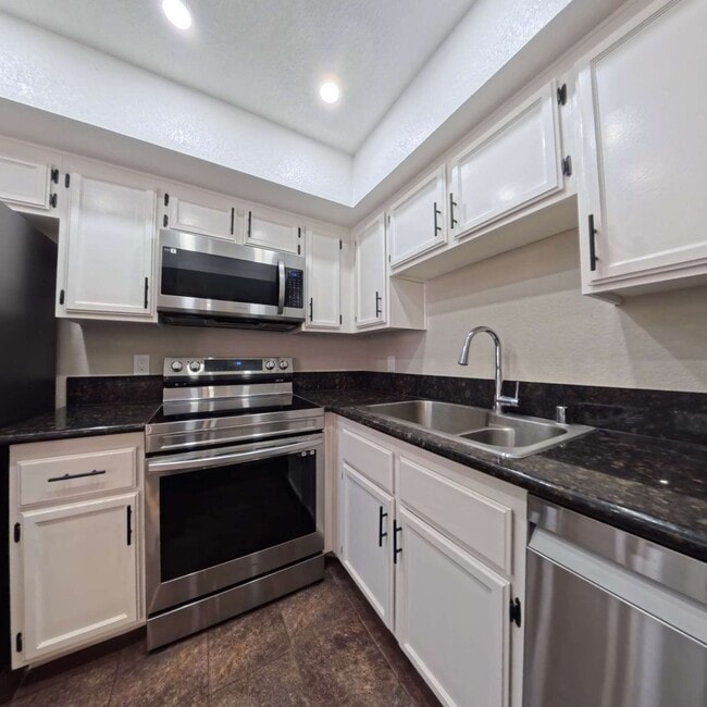 Building Photo - Stunning 2-Bedroom Condo 2nd Floor at The Lakes!