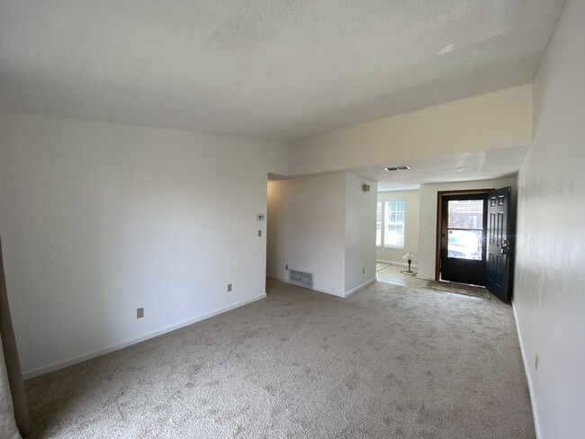 Building Photo - Beautiful Condo in Aurora