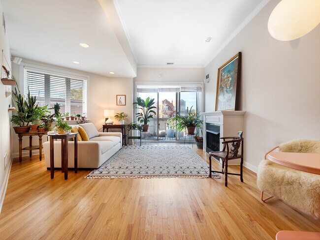 Living/Dining Room - 2555 W Leland Ave