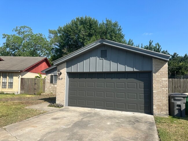 Building Photo - 517 Versailles St