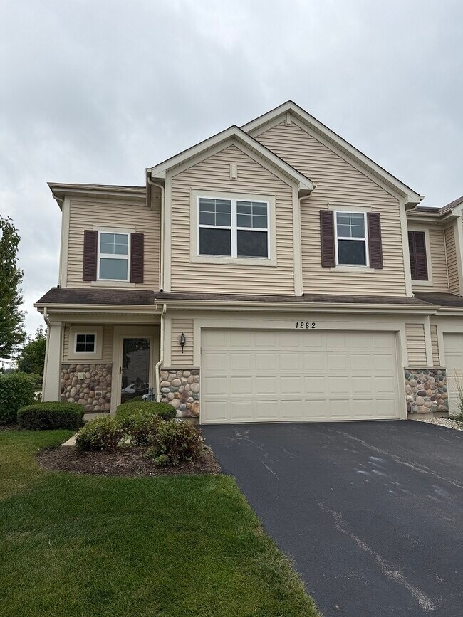 Building Photo - 1282 Newport Cir