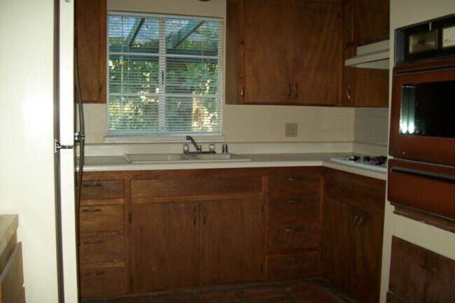 Foto del edificio - 1443 E Cedar St
