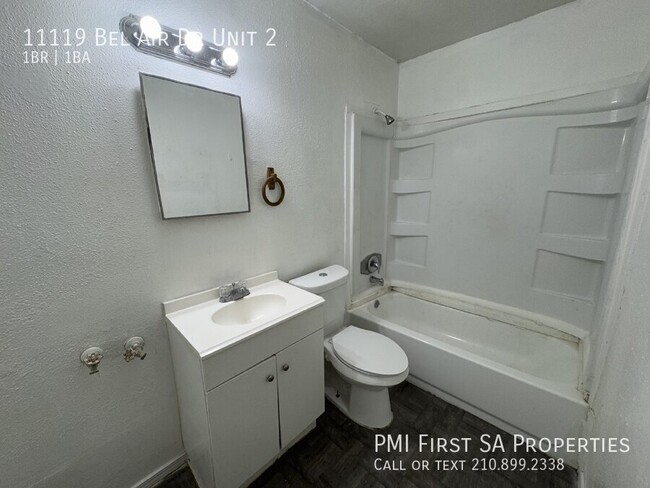 Foto del edificio - Fourplex two bedroom unit is ready to move...