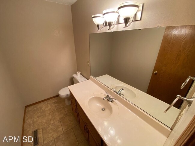 Building Photo - 3 br, 2.5 bath House - 1604 E Redwood Blvd