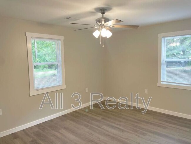 Building Photo - 117 Hillpine Trl