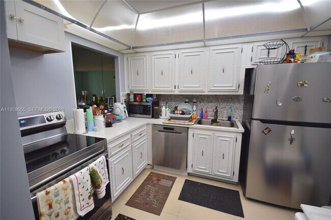 Building Photo - 800 Parkview Dr