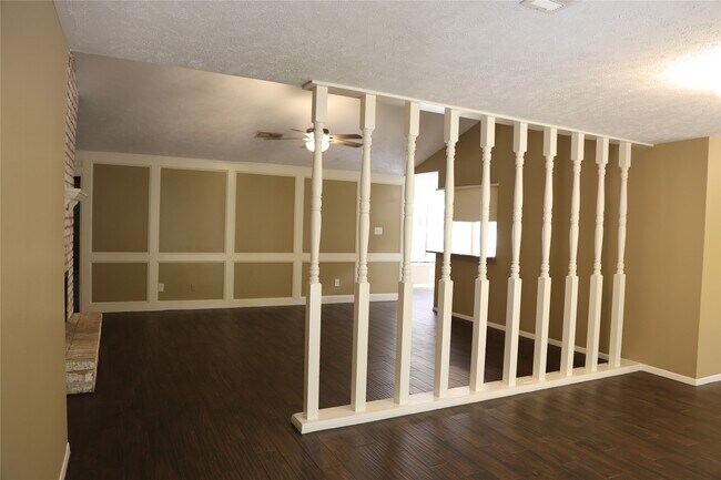 Building Photo - 2215 Silver Falls Dr