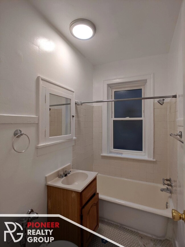 Building Photo - 4208 N Clark St