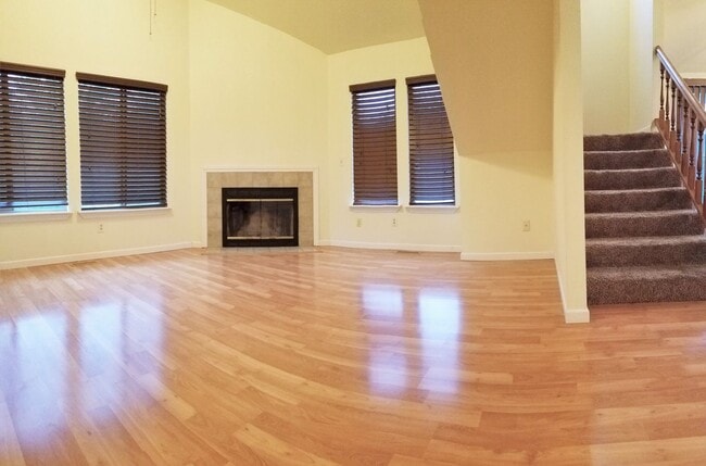 Building Photo - Spacious 4-Bedroom Home with Fenced Yard &...