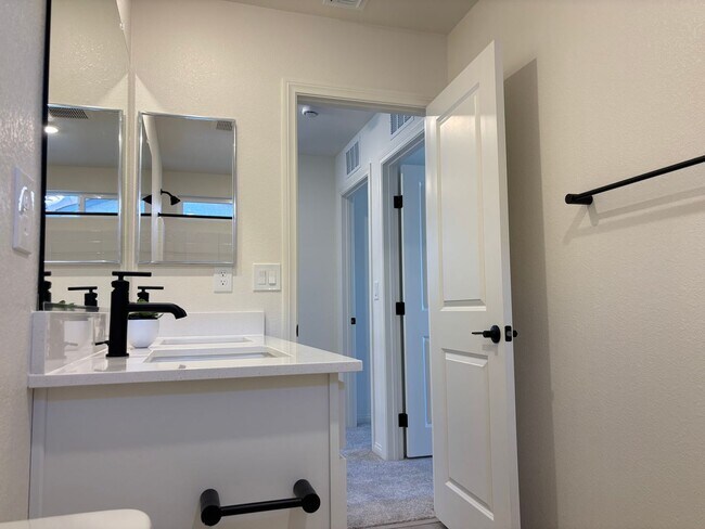 Foto del edificio - Brand new Southwest 3 bedrooms 2.5 bathrooms