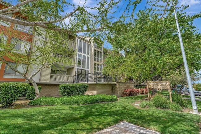 Foto del edificio - Main Floor Condo in Old Mill Community